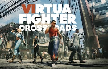Cielo Salinas viste pantalones y camina tranquilo por una calle con anuncios de Virtua Fighter en el entorno.