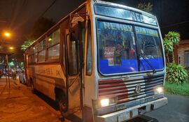 Esta unidad de trasporte público protagonizó un accidente de tránsito en Ñemby, donde falleció un motociclista.