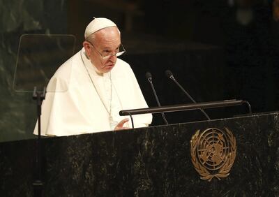 MCX33. BOGOTÁ (COLOMBIA), 21/04/2025.- Fotografía de archivo del 25 de septiembre de 2015 del papa Francisco hablando ante las Naciones Unidas previo al debate general de la Asamblea General de la ONU en Nueva York (Estados Unidos). Desde su elección en 2013, Francisco realizó ocho viajes apostólicos a América que marcaron su pontificado. Como primer papa latinoamericano, abordó con fuerza temas como la justicia social, la inclusión, la defensa del medioambiente y los derechos de los pueblos originarios. EFE/EPA/Matt Campbell
