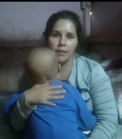 Marlene Giménez con su hijo Miqueas, grabó un video para pedir la ayuda de la ciudadanía.