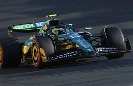 Fernando Alonso, a bordo del AMR24 del equipo Aston Martin, tuvo un gran desempeño ayer.