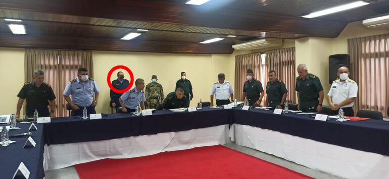 El coronel Gustavo Dávalos aparece al fondo durante una reunión con la plana mayor militar.