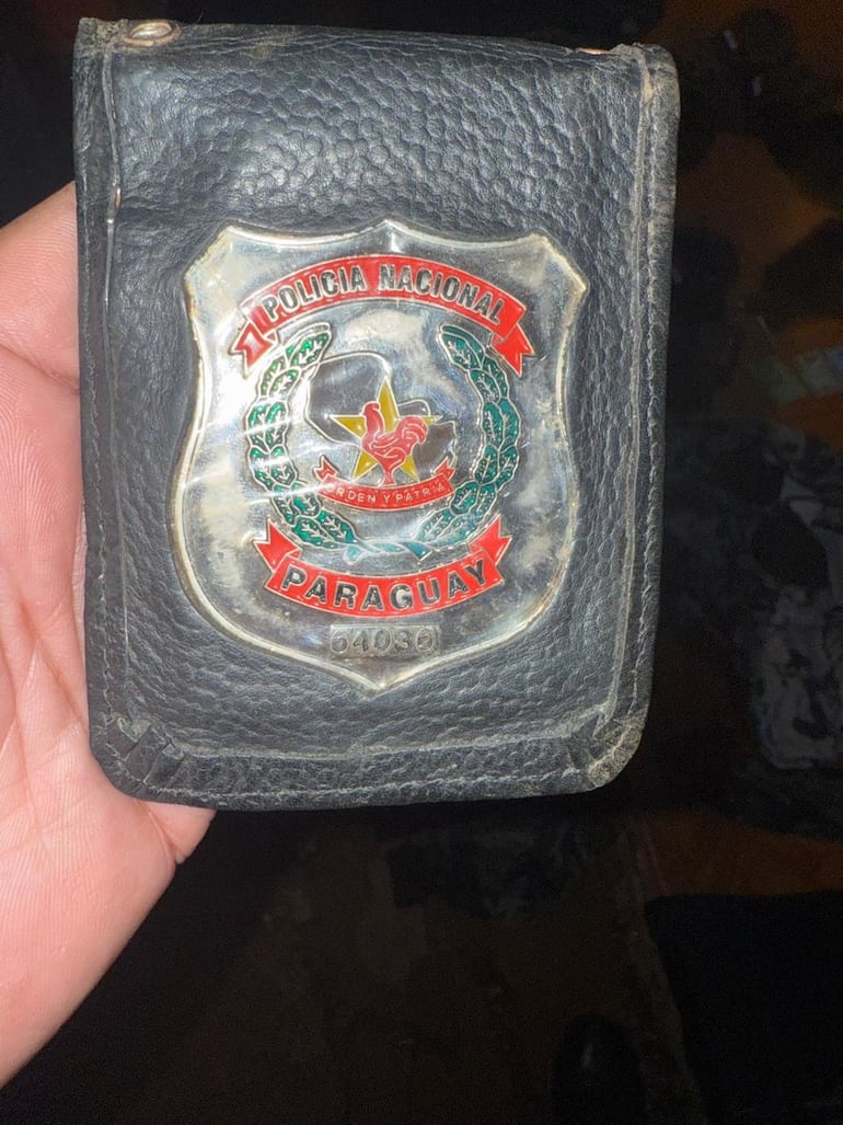 La placa policial incautadas entre las evidencias.