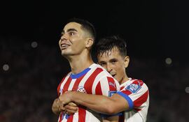 Miguel Almirón, en el festejo de un gol en las Eliminatorias, con Andrés Cubas.