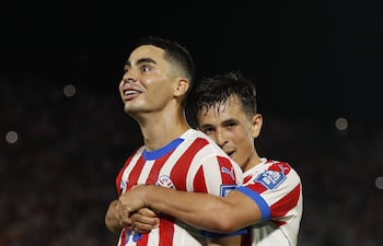 Miguel Almirón, en el festejo de un gol en las Eliminatorias, con Andrés Cubas.