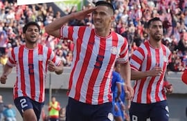 Robert Rojas, Fabián Balbuena y Gabriel Ávalos, en una foto publicada en la cuenta de la Selección Paraguaya. Hoy la Albirroja se mide ante Perú en las Eliminatorias 2026.