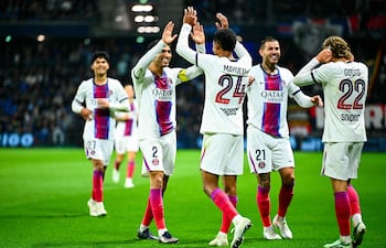 El centrocampista francés, Senny Mayulu, celebra con el marroquí, Achraf Hakimi, tras marcar el cuarto gol de su equipo durante el partido de fútbol de la L1 francesa entre el Le Havre Athletic Club y el Paris Saint-Germain (PSG) en el Stade Océane de Le Havre.
