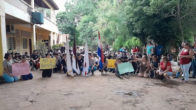 Alumnos y padres del Centro Educativo Departamental y Municipal, María Luisa Gómez de Franco, de Ñemby, se manifestaron contra la ley de "hambr cero". (foto. Higinio Ramón Ruiz Díaz Segovia).