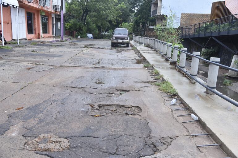 La calle Sajonia quedó destruida tras el paso del agua que cubrió toda la zona de Bartolomé de las Casas y Fernando de la Mora.