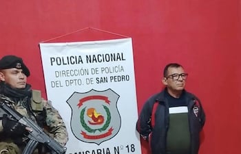Elvio Benítez (Der) detenido en la Comisaría N° 18 de Santa Rosa del Aguaray.