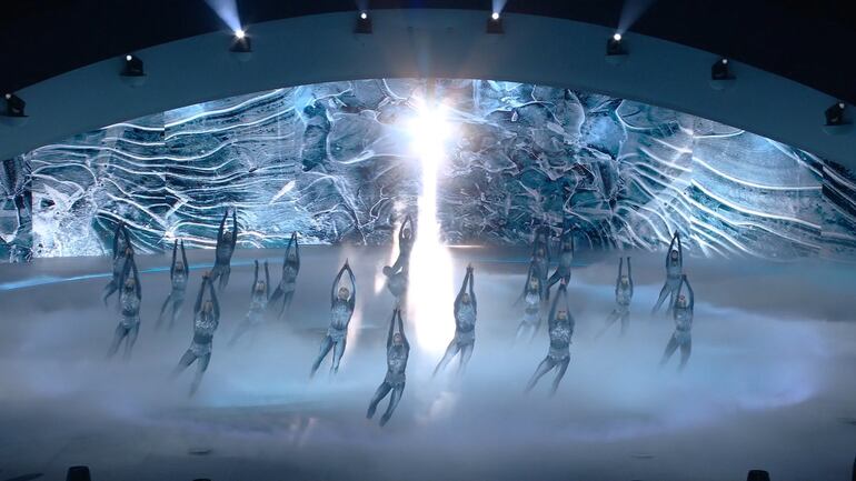 La coreografía rinde homenaje al flujo de nuestro entorno, conectando las montañas con el mar, en un ciclo infinito de la naturaleza.