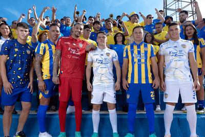 Matías Medina, Lucas Barrios, Gonzalo Falcón, Diego Fernandez, Pablo Aguilar e Iván Villalba portan las nuevas indumentarias del Sportivo Luqueño.