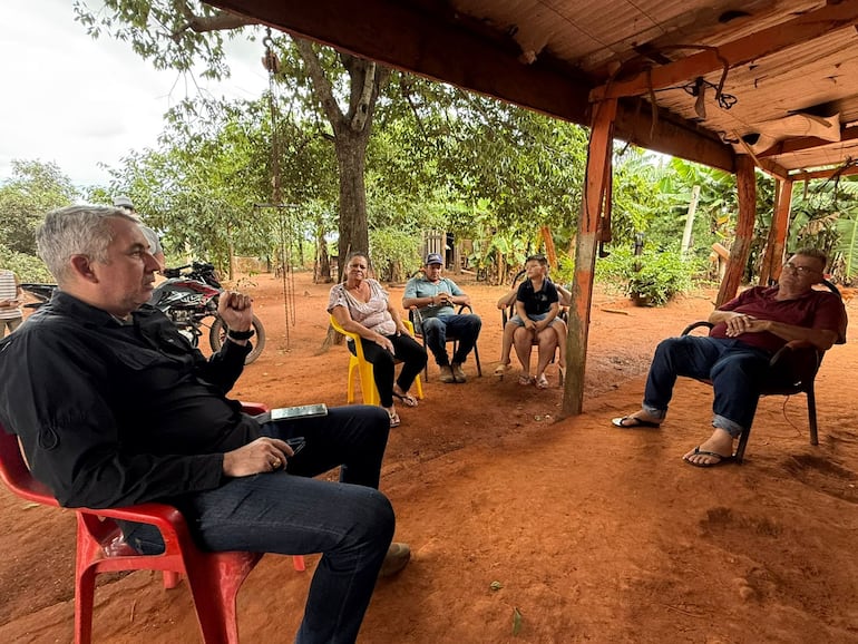 El general Carlos Casco, del BIMI, junto a Valmir de Brum, padre de Almir, secuestrado por el EPP.