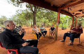 El general Carlos Casco, del BIMI, junto a Valmir de Brum, padre de Almir, secuestrado por el EPP.