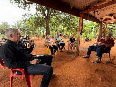 El general Carlos Casco, del BIMI, junto a Valmir de Brum, padre de Almir, secuestrado por el EPP.