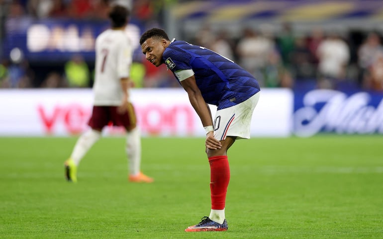 Kylian Mbappé de Francia luce abatido durante el partido de semifinales de la Copa Mundial de la FIFA 2026 entre Francia y España en el Dallas Stadium, en Arlington, Texas.