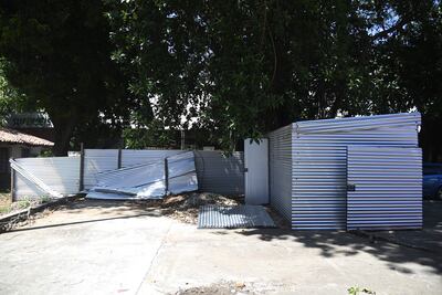 Vallas impiden que los estudiantes se acerquen al aula a medio terminar.