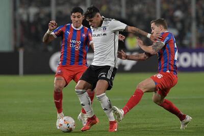 Enzo Giménez (i), jugador de Cerro Porteño, pelea por el balón en el partido frente a Colo Colo por la primera jornada de la fase de grupos de la Copa Libertadores 2024 en el estadio Monumental, en Santiago, Chile.