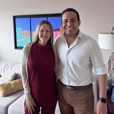 Ricardo Adolfo Estigarribia Medina y Soledad Núñez sonríen en un salón, ella con blusa burdeos, él con camisa blanca a rayas.
