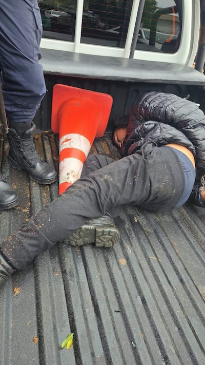 Hombre detenido en calle de Sajonia, con bolsa de dinero en mano, mientras patrullera se encuentra cerca.