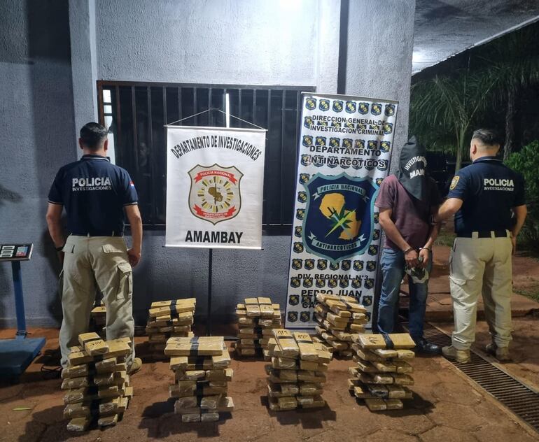 La Policía incautó 161 panes de marihuana y detuvo al supuesto responsable de la carga.