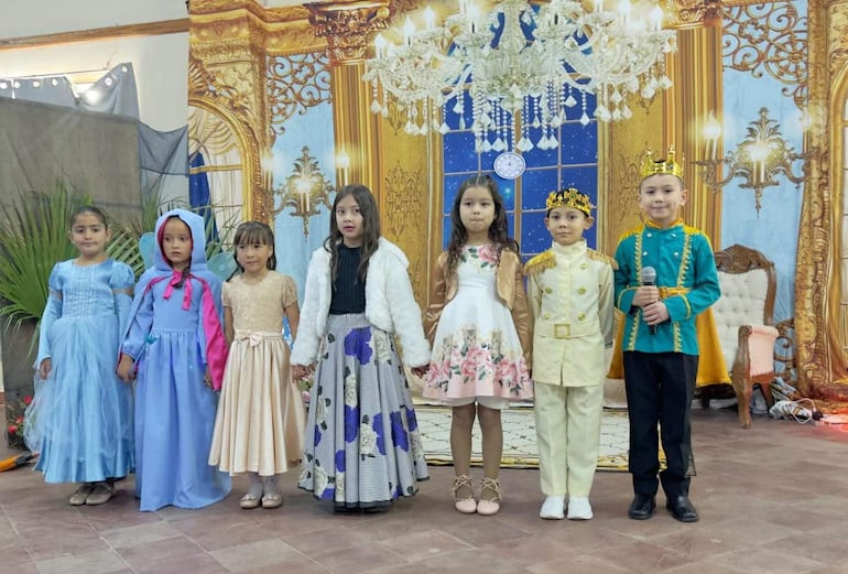 Los personajes del cuento "La Cenicienta" fueron interpretados por Yessenia Fernández Rolón, Siomara Montiel, Aitana Bogarín, Azucena Rojas, Amelia Jaquet, Carlos Flecha y César Mendoza.