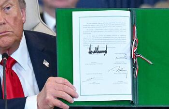 Donald Trump, presidente de Estados Unidos, muestra el acuerdo firmado para el alto al fuego en Gaza. La ratificación se dio en Sharm el-Sheikh, Egipto.
