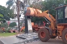 Por disposición del MOPC, se procedió a derribar el polémico monolito masónico.