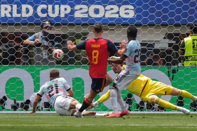 El centrocampista español Fabián Ruiz anota el primer gol de su equipo durante el partido de cuartos de final del torneo de fútbol de la Copa Mundial 2026 entre España y Bélgica en el Los Angeles Stadium en Inglewood.