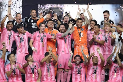 Lionel Messi del Inter Miami CF levanta el trofeo de campeón tras ganar el partido de la Campeones Cup 2026 entre el Inter Miami CF y el Cruz Azul en el Nu Stadium, en Miami, Florida.