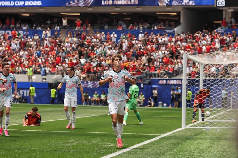 El delantero belga Charles De Ketelaere celebra junto a sus compañeros tras anotar el primer gol de su equipo durante el partido de cuartos de final del torneo de fútbol de la Copa Mundial 2026 entre España y Bélgica en el Los Angeles Stadium en Inglewood.