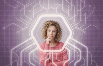 Mujer preocupada por la tecnología de Inteligencia Artificial, imagen ilustrativa.