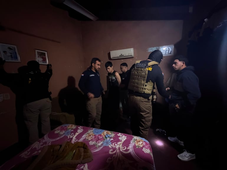 Momento en que los presuntos distribuidores de drogas fueron tomados por los agentes de Antinarcóticos.
