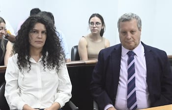 Vivian Genes en compañía del abogado Guillermo Ferreiro, durante la audiencia que se llevó a cabo este martes.
