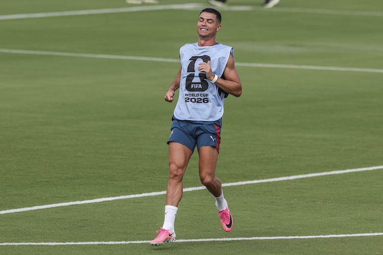El jugador de la selección nacional de fútbol de Portugal, Cristiano Ronaldo, asiste a una sesión de entrenamiento en Palm Beach, Florida, EE. UU..
