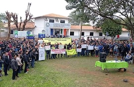 Educadores se manifestaron en la mañana de este miércoles frete al IPS de Curuguaty, donde denunciaron que "hasta jeringas", son obligados a comprar