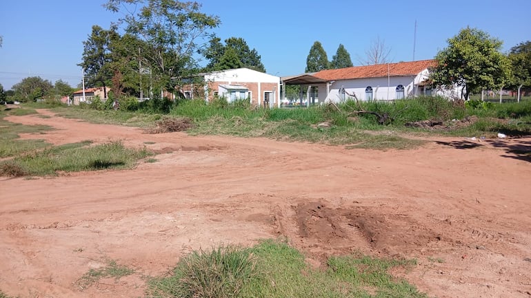 Plazas en malas condiciones, calles del centro destrozadas, terrenos baldíos llenos de basura, forman parte del "paisaje".