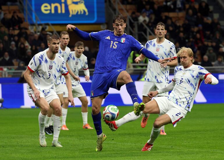 Noruega venció a Italia y aseguró su clasificación al Mundial luego de 1998, mientras que los italiano van de nuevo a la repesca.