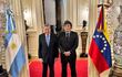 Fotografía tomada de cuenta en X de @ConVzlaComando donde aparecen el presidente de Argentina, Javier Milei (d), junto al líder opositor venezolano Edmundo González Urrutia este sábado, en la Casa Rosada en Buenos Aires (Argentina). González Urrutia inició así una visita a Argentina, que proseguirá por distintos países latinoamericanos hasta el 10 de enero, cuando planea ir a Venezuela pese a la orden de captura emitida contra él por el Gobierno de Nicolás Maduro. La líder opositora de Venezuela María Corina Machado pidió este sábado a los venezolanos acompañar al candidato de la mayor coalición antichavista, Edmundo González Urrutia, durante su visita en Argentina, como parte de una gira internacional en busca de apoyos para lograr su objetivo de asumir la Presidencia del país caribeño el próximo 10 de enero.
