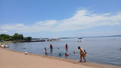 Importante concurrencia de turistas en la playa de San Bernardino