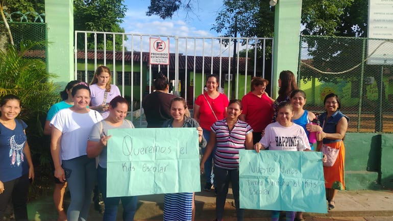 “¡Queremos los kits!”, reclaman niños al MEC en escuela de Ñemby
