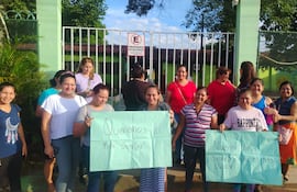 Mamás de la Escuela Básica N° 1465 Paz del Chaco, protestan esta mañana por la falta de kits escolares.