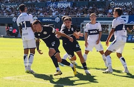 José Florentín inicia el festejo de su gol para Independiente Rivadavia ante Gimnasia de La Plata. (Foto gentileza de @CSIRoficial)