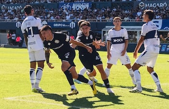 José Florentín inicia el festejo de su gol para Independiente Rivadavia ante Gimnasia de La Plata. (Foto gentileza de @CSIRoficial)