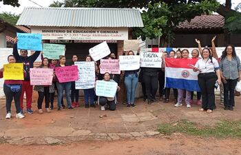 Padres piden que docentes vuelvan a la institución.