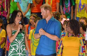 Fotografía cedida de los duques de Sussex Harry (centro) y Meghan (izquierda) junto a la vicepresidenta Francia Maquez, durante el cierre del Festival Petronio Álvarez, este domingo en la ciudad de Cali (Colombia). A ritmo de marimba y con el mejor sabor del viche, una bebida alcohólica tradicional del Pacífico colombiano, los duques de Sussex, el príncipe Harry y Meghan, cerraron su visita a Colombia, con un paseo por el Festival de Música del Pacífico Petronio Álvarez, el evento de cultura afro más grande de Latinoamérica que se realiza en la ciudad de Cali.