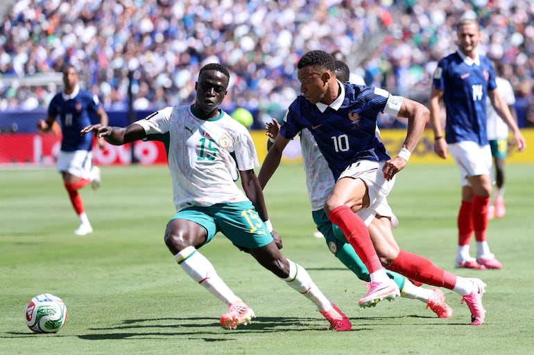 Kylian Mbappé intenta superar a Krepin Diatta, durante una acción registrada en la primera etapa.  