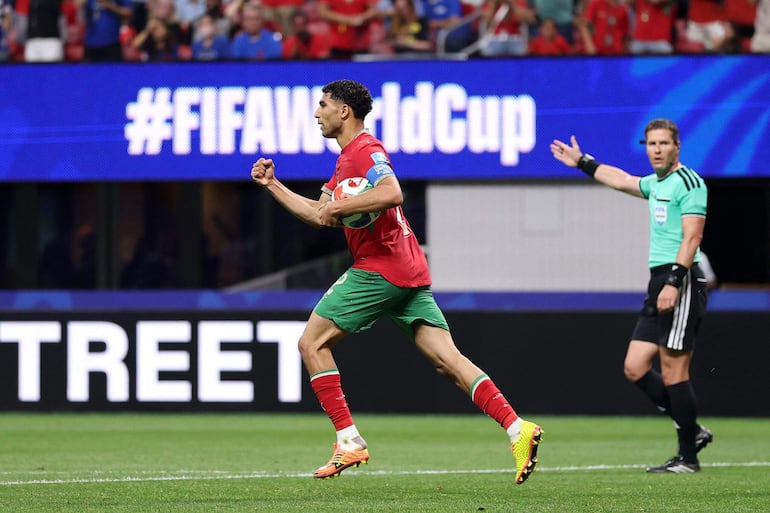Achraf Hakimi (#2) de Marruecos celebra su gol ante Haití.