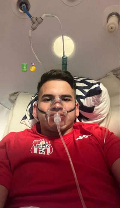 Teodoro Sebastián Arce (24 años), futbolista de General Caballero, en la cámara hiperbárica.
