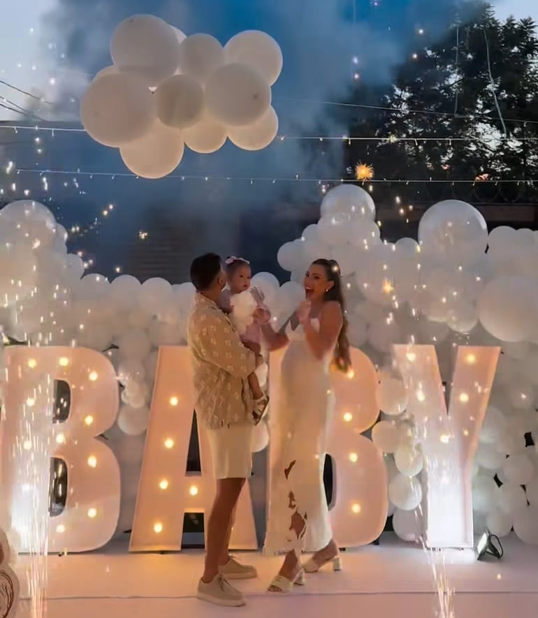 Óscar Romero, con Aitana en brazos, y Jani González al momento de enterarse que un varoncito está en camino. (Captura de la historia de Instagram de Jani González)